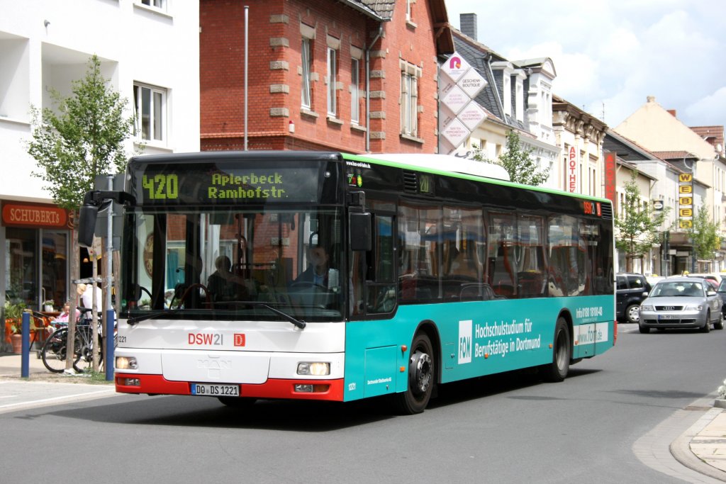 DSW 1221 (DO DS 1221) mit Werbung fr FOM.
Dortmund Aplerbeck U, 19.6.2010.