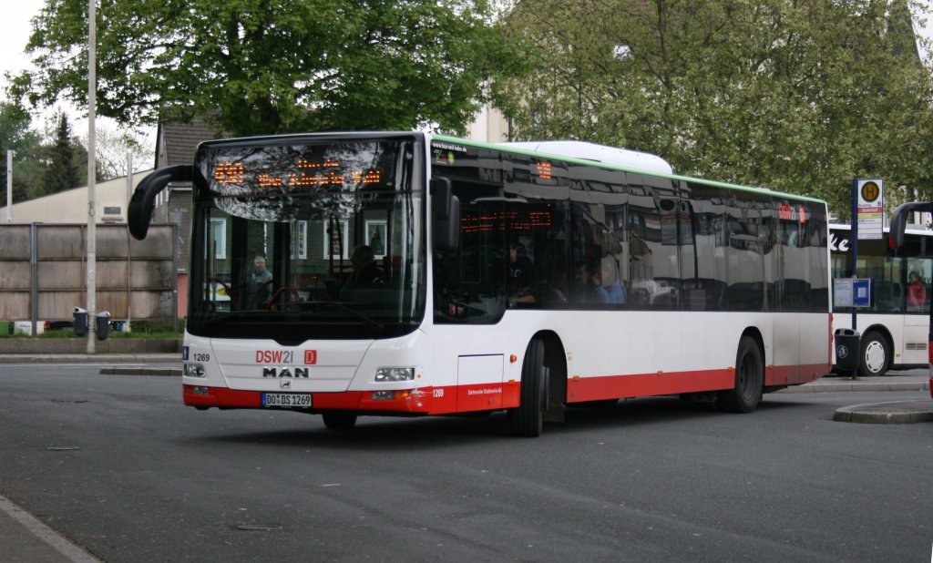 DSW 1269 (DO DS 1269) macht sich mit der Linie 490 Weg.
Augenommen am Bahnhof Schwerte.
8.5.2010 