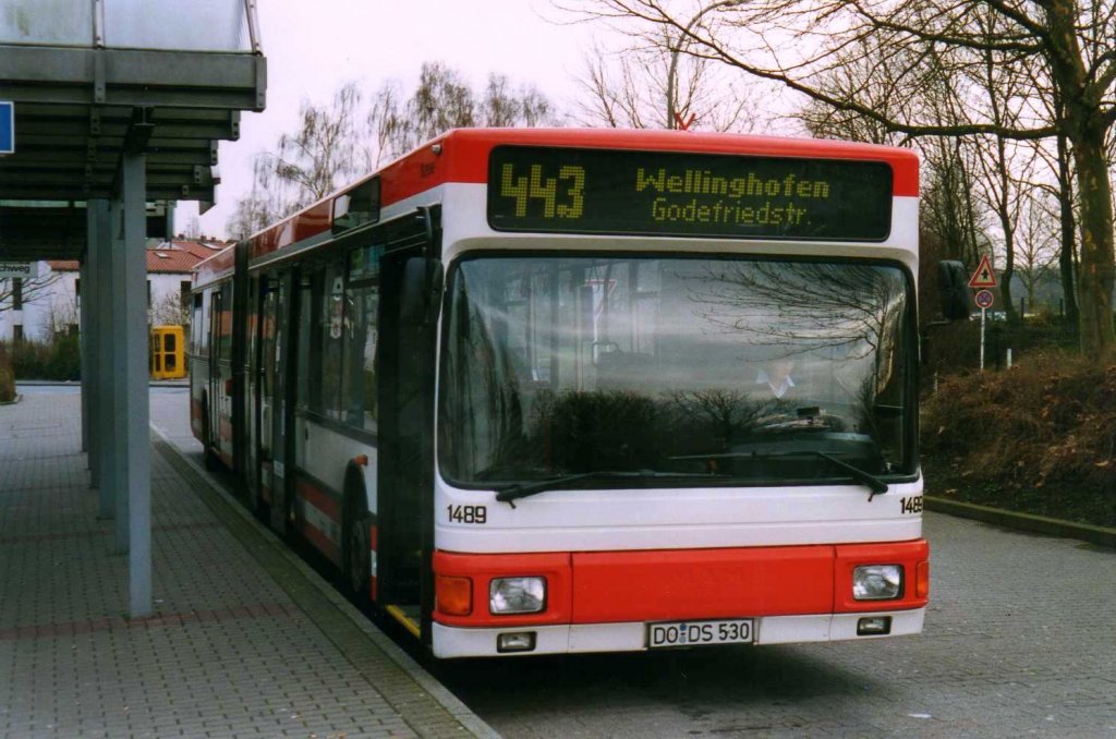 DSW 1489, ein MAN NG 272, aufgenommen im Mrz 2002 an der Haltestelle Hacheney in Dortmund.