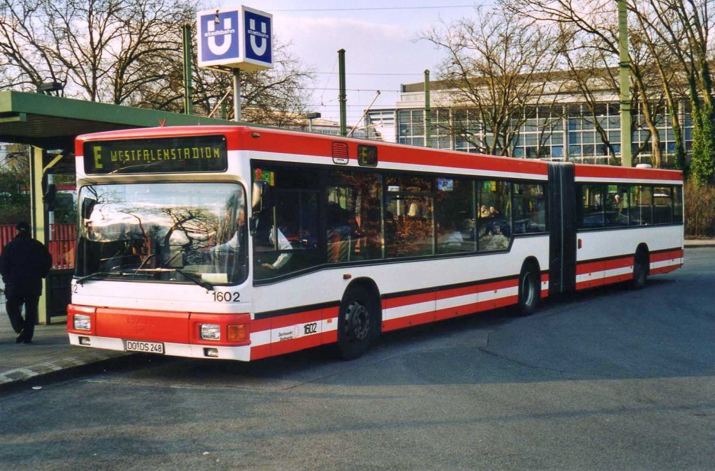 DSW 1602, ein MAN NG272, aufgenommen im Mrz 2002 an der Haltestelle Westfalenstadion in Dortmund.