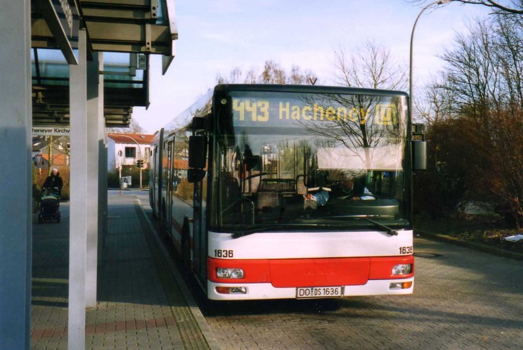 DSW 1636, ein MAN NG 263, aufgenommen im Mrz 2002 an der Haltestelle Hacheney in Dortmund.