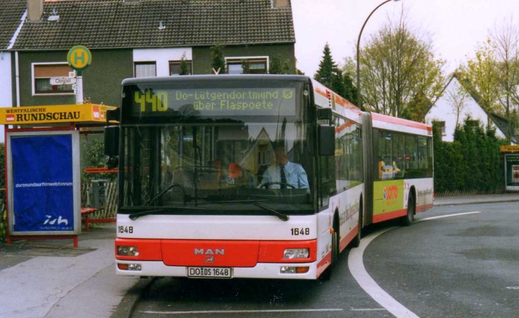 DSW 1648, ein MAN NG 313, aufgenommen im Mrz 2002 an der Haltestelle Oespel Schleife in Dortmund.