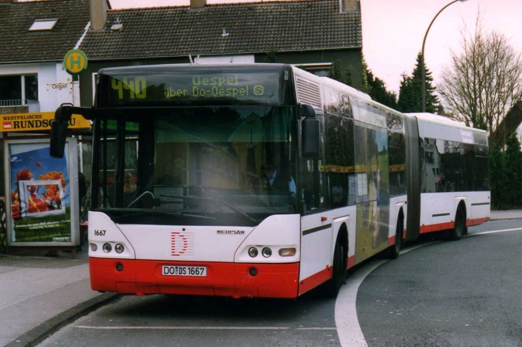 DSW 1667, ein Neoplan Centroliner N4421, aufgenommen im Mrz 2002 an der Haltestelle Oespel Schleife in Dortmund.