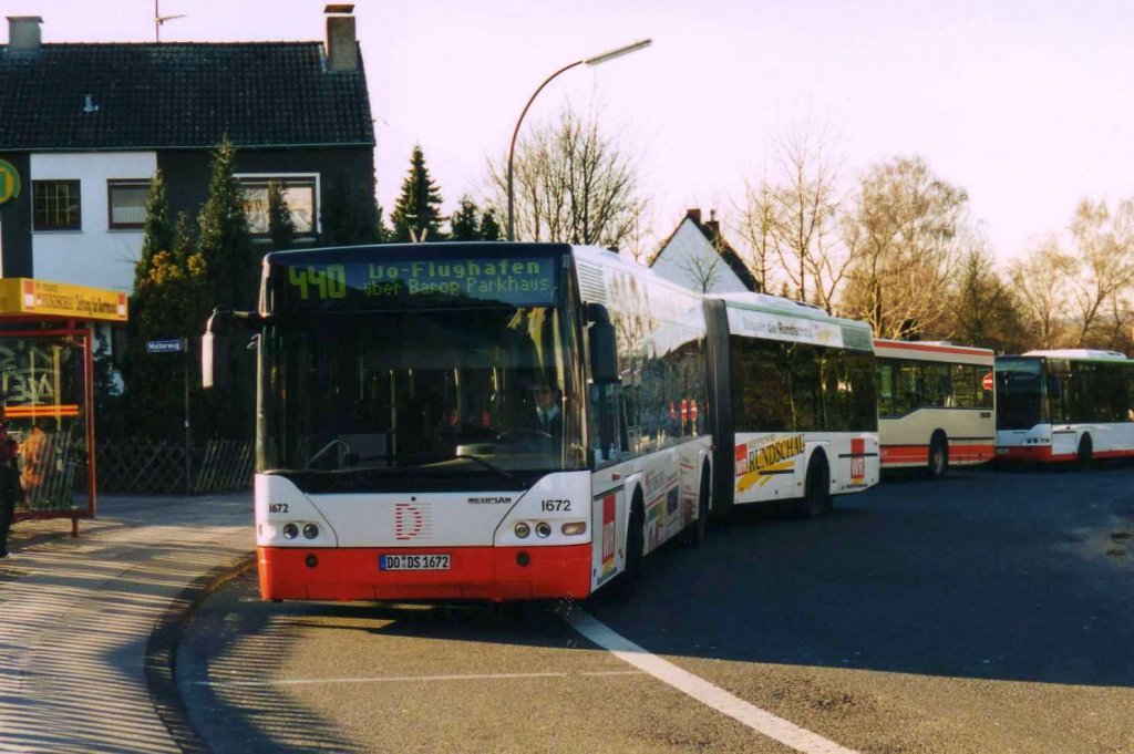DSW 1672, ein Neoplan Centroliner N4421, aufgenommen im Februar 2002 an der Haltestelle Oespel Schleife in Dortmund.