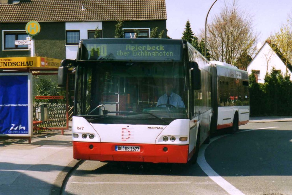 DSW 1677, ein Neoplan Centroliner N4421, aufgenommen im April 2002 an der Haltestelle Oespel Schleife in Dortmund.