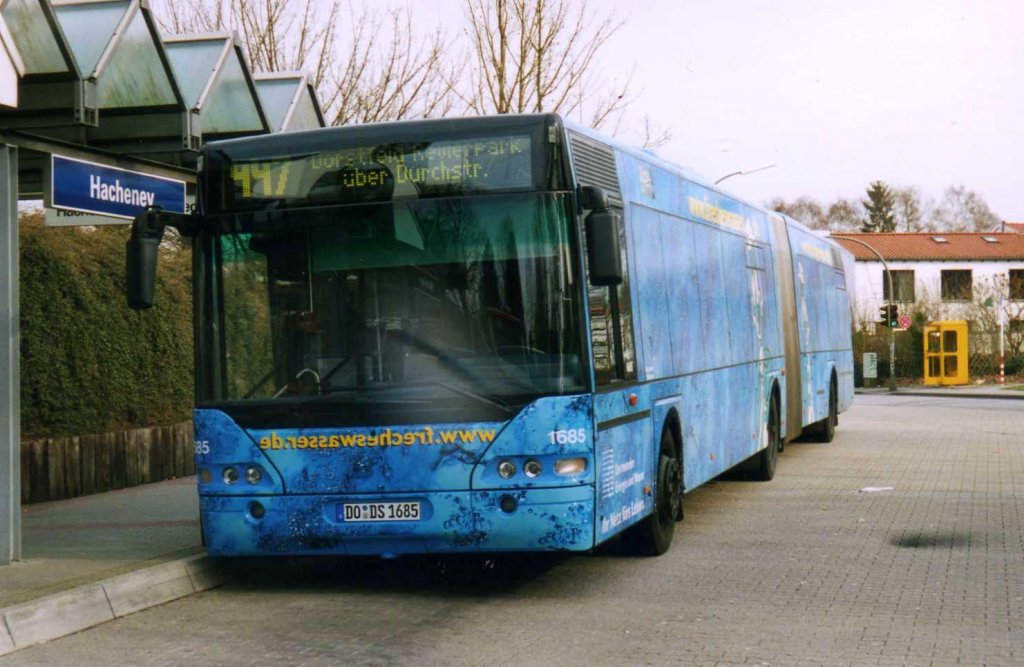 DSW 1685, ein Neoplan Centroliner N4421, aufgenommen im Mrz 2002 an der Haltestelle Hacheney in Dortmund.