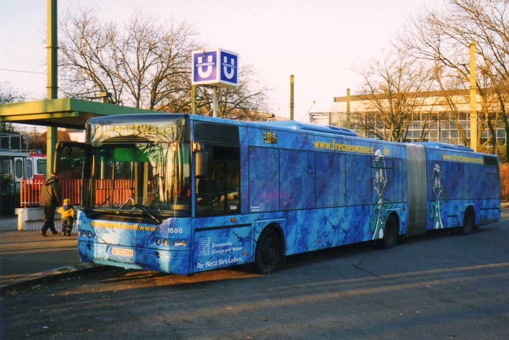 DSW 1686, ein Neoplan Centroliner N4421, aufgenommen im November 2001 an der Haltestelle Westfalenstadion.