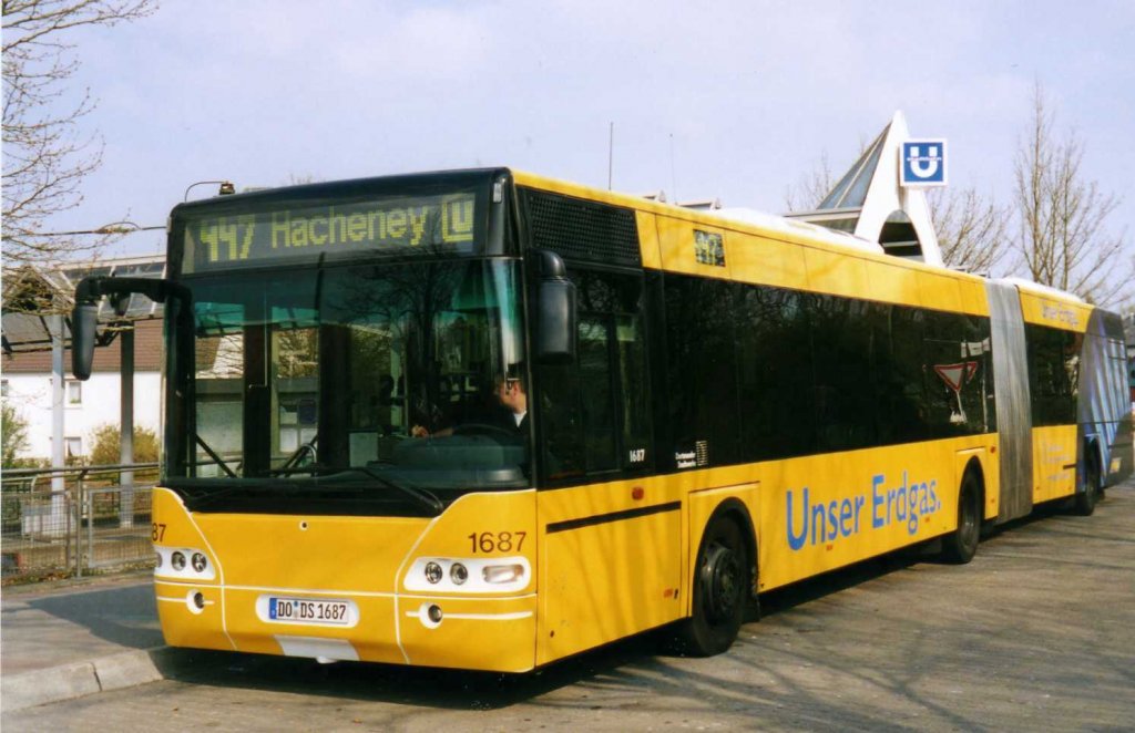 DSW 1687, ein Neoplan Centroliner N4421, aufgenommen im April 2002 an der Haltestelle Hacheney in Dortmund.