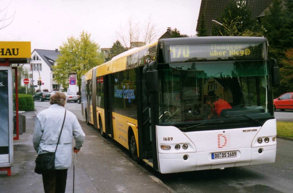 DSW 1689, ein Neoplan Centroliner N4421, aufgenommen im April 2002 an der Haltestelle Oespel Schleife in Dortmund.