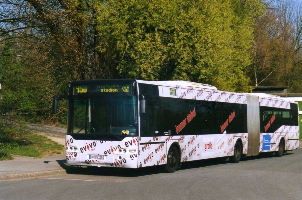 DSW 1690, ein Neoplan Centroliner N4421, aufgenommen im April 2002 an der Haltestelle Westfalenstadion.