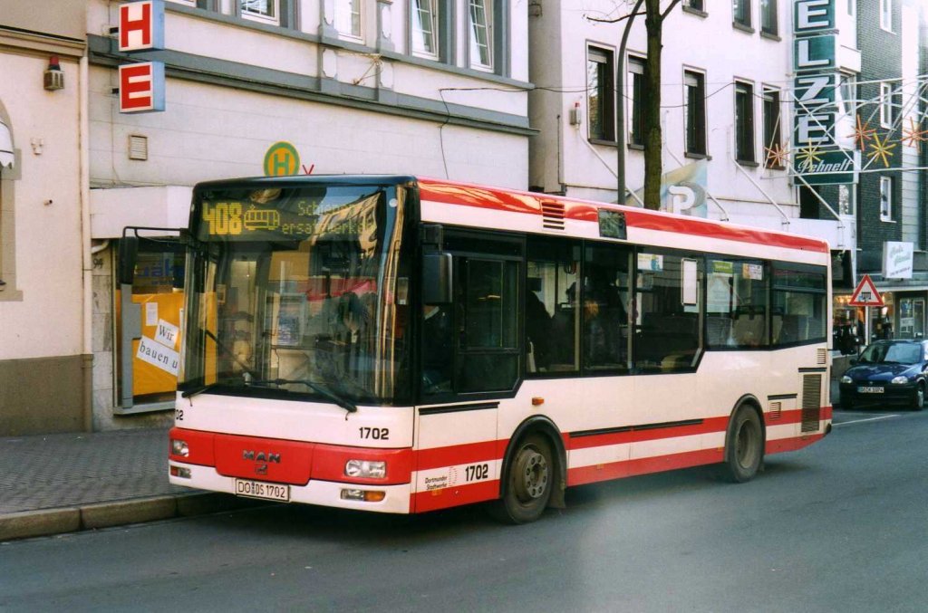 DSW 1702, ein MAN NM223, aufgenommen im Januar 2002 an der Haltestelle Hakortstrasse in Dortmund.