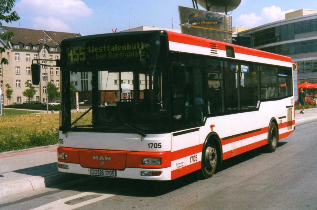 DSW 1705, ein MAN NM223, aufgenommen im Juli 1999 am Dortmunder Hauptbahnhof.