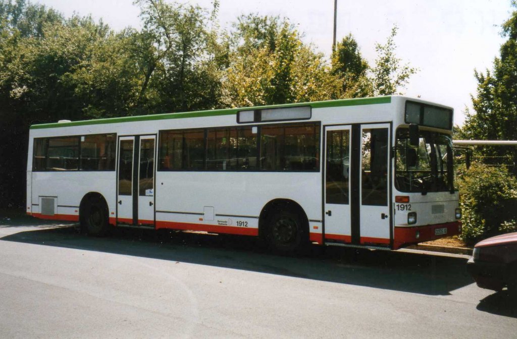 DSW 1912, ein MAN SL202. Dieser Bus war der einzigste Standart 2 Solobus der DSW. Er wurde nur als Fahrschulwagen eingesetzt. Aufgenommen im August 2003 beim Tag der ffenen Tr des Betriebshofs in Dortmund Brnninghausen.