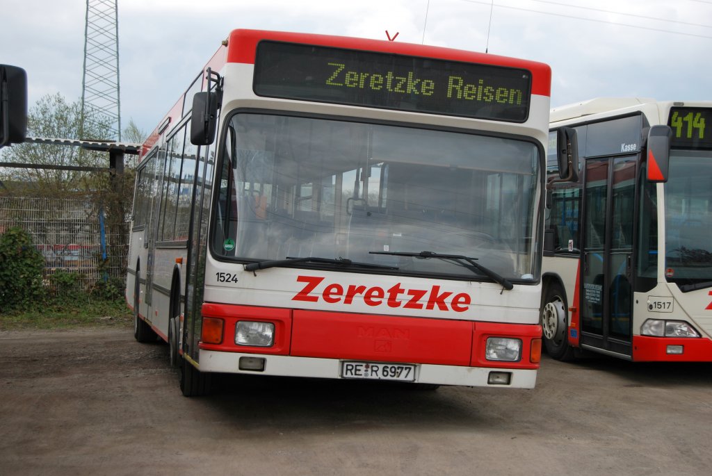 DSW21 1524, ein MAN NL 202 von Zeretzke Reisen im Auftrag der DSW21. Aufgenommen am 11.04.2010 auf dem Abstellplatz  von Zeretzke Reisen in Castrop Rauxel whrend der ersten Dortmunder Fotosonderfahrt.