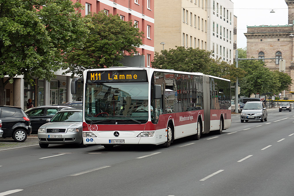 Durch die Braunschweiger Steinstrae fuhr am 8. August 2010 der BS-YX 807 von der Braunschweiger Verkehrs AG auf der Linie M11 nach Lamme, als die Haltstelle Rathaus erreicht wird. Neben den Busverkehr betreibt die Braunschweiger Verkehrs AG auch die Straenbahn in Braunschweig.