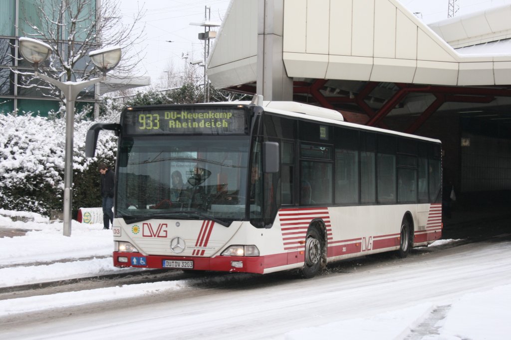 DVG 203 (DU DV 3203) nach Du-Neuemkamp mit der Linie 933 am HBF Duisburg.
3.1.2010