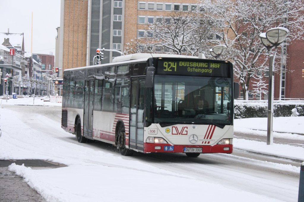 DVG 306 (DU DV 3307) am HBF Duisburg mit der Linie 924.
3.1.2010