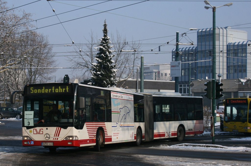 DVG 412 (DU DV 4412) auf den Weg zur Grugahalle.
Dort wurde Sonderverkehr fr Deichmann gefahren die an diesem Tag ihre Jahreshauptversammlung hatten.
Aufgenommen am Betriebshos Stadtmitter der EVAG,26.1.2010.

