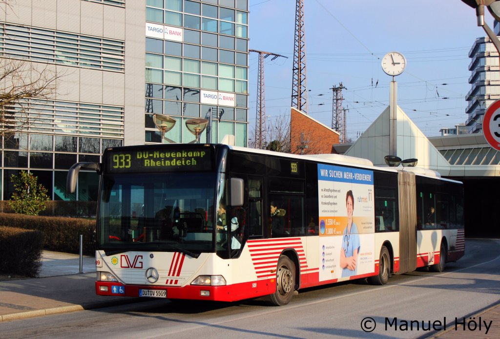 DVG 509 hat sich auf den weg nach Duisburg-Neuenkamp gemacht mit der Linie 933.
Aufgenommen am HBF Duisburg, 4.2.2012.