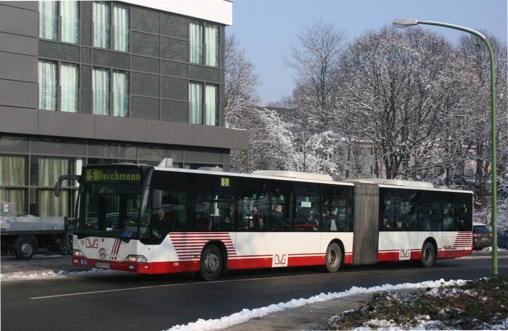 DVG 510 (DU DV 5510) mit einer Sonderfahrt.
Aufgenommen an der Grugahalle am 26.1.2010.