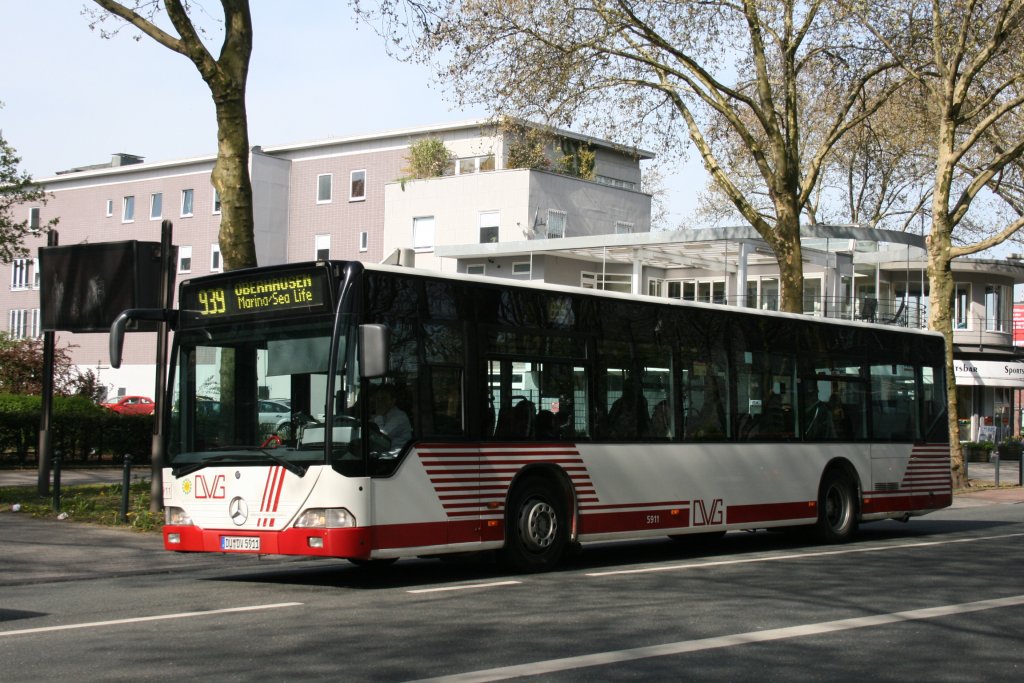 DVG 5911 (DU DV 5911) am HBF Oberhausen mit der Linie 939.
24.4.2010
