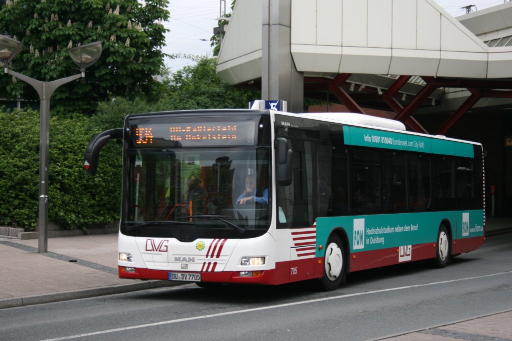 DVG 705 (DU DV 7705) macht Werbung fr FOM.
Aufgenommen am HBF Duisburg.
13.5.2010