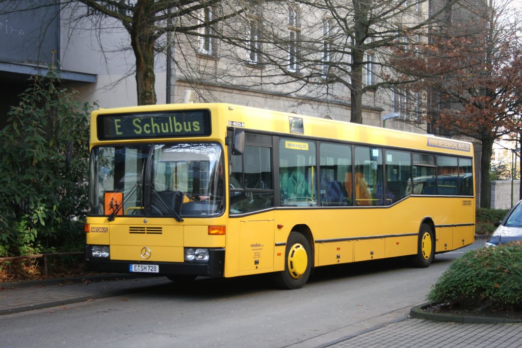 E SH 728 kommt gerade mit einer Gruppe Schler am Hauptbad in Essen an.
6.11.2009