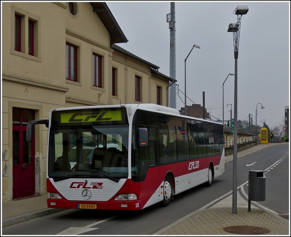 (EB 5943)   Mercedes Benz Citaro fährt den Busbahnhof am Bahnhof von Bettemborg an.  05.04.2013