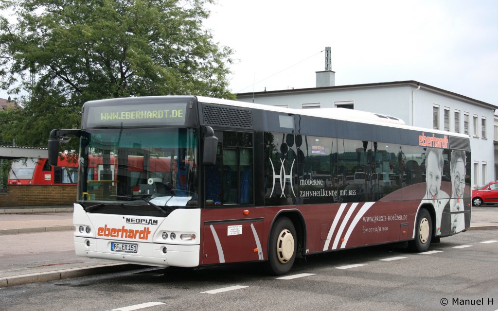 Eberhardt (PF ER 151) aufgenommen am HBF Pforzheim, 17.8.2010.
Der Bus wirbt fr die Praxis Hoelzer.