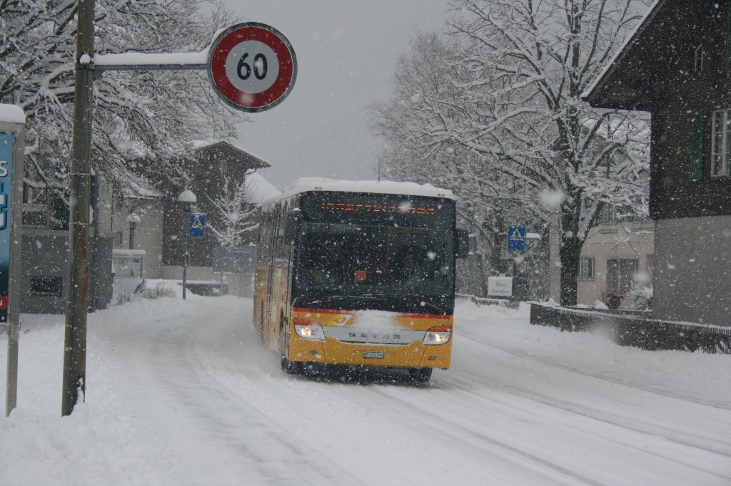 Eigentlich wre bei dem Wetter ein NAW-Einsatz geplant, doch der AVG-Busbetrieb wurde durch den starken Schneefall am Morgen des 6.3.2010 ebenso berrascht wie die Strassenrumer, und deshalb war wie gewhnlich ein Setra 412UL unterwegs nach Guttannen. Der Wagen pflgt sich hier gerade durch die Strassen von Innertkirchen. 