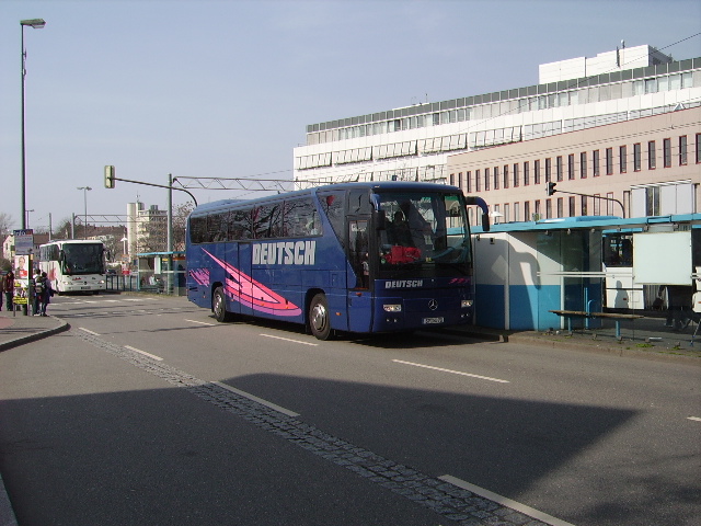 Ein lterer Mercedes Benz Tourismo in Heidelberg am Hbf am 25.03.11