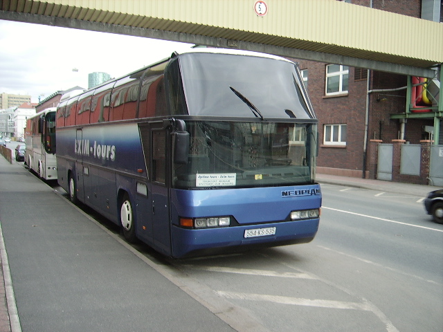 Ein lterer Neoplan Bus  in Frankfurt am Main in der Gutleutstrae  am 21.03.10