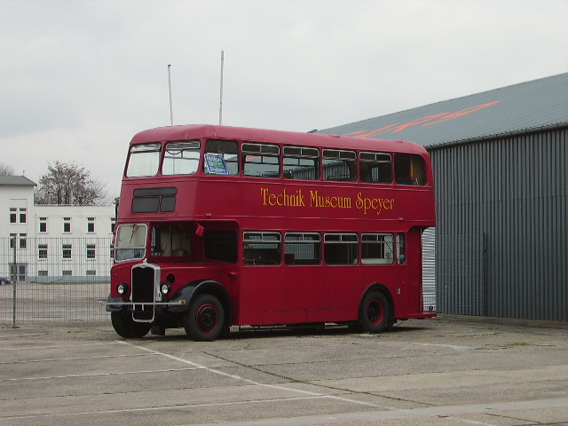 Ein alter Londoner Doppeldecker Bus in Technik Museum Speyer am 19.02.11