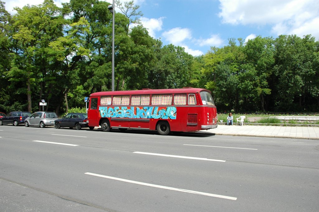 Ein alter Mercedes-Bus am 13.06.09 in der Elisenstrasse Mnchen