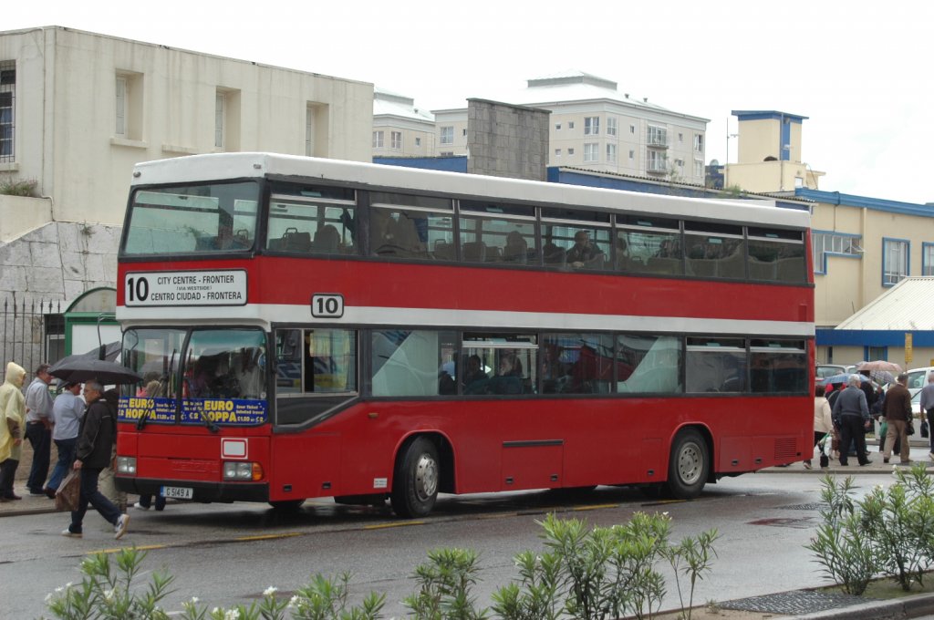 Ein alter Neoplan-DD-Bus als Stadtrundfahrtbus in Gibraltar. Gesehen am 10.05.2010