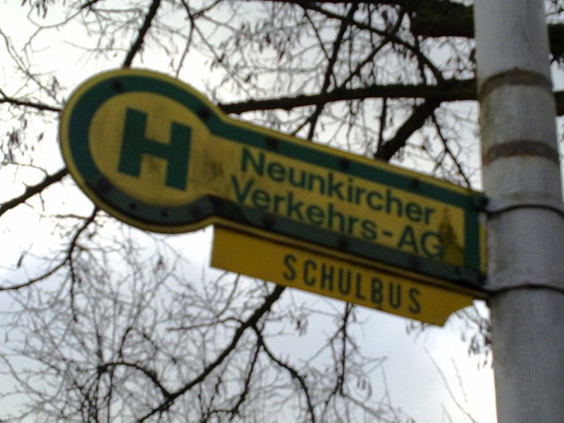 Ein Altes Haltestellenschild in Wemmetsweiler