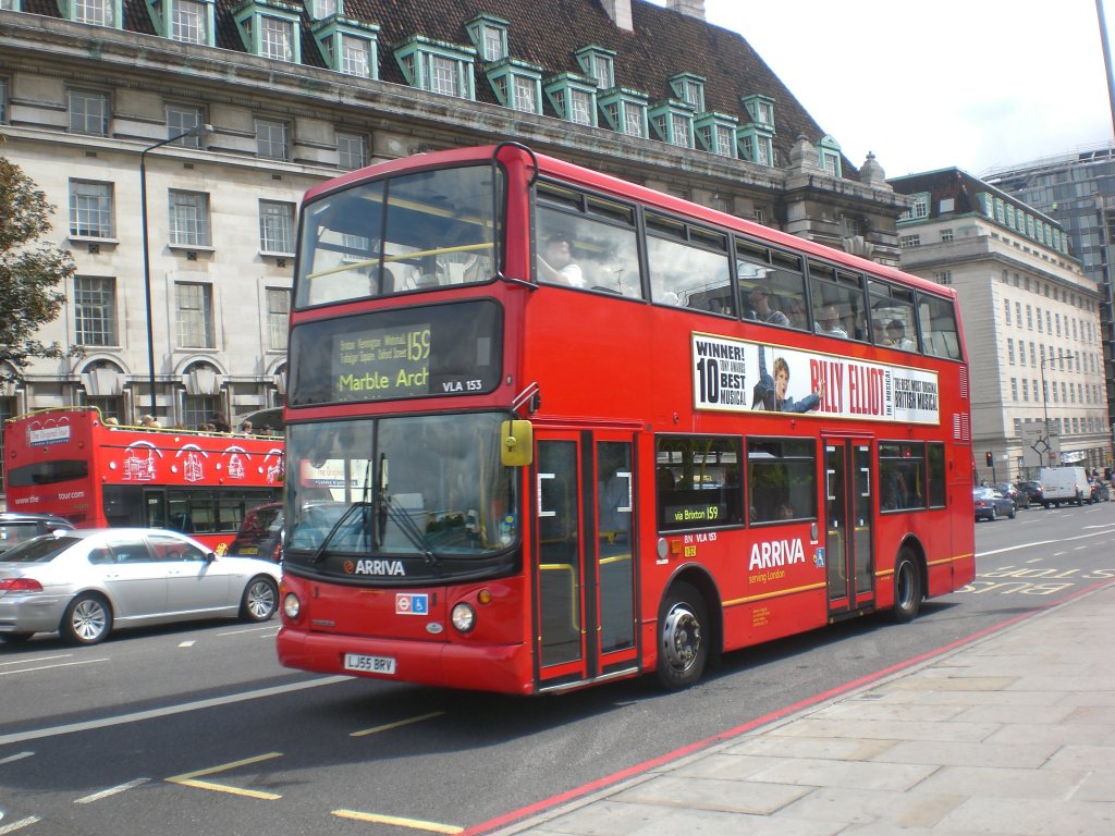 Ein Arriva-Doppeldecker auf der Linie 159 nach Marble Arche nahe der Westminster Bridge.