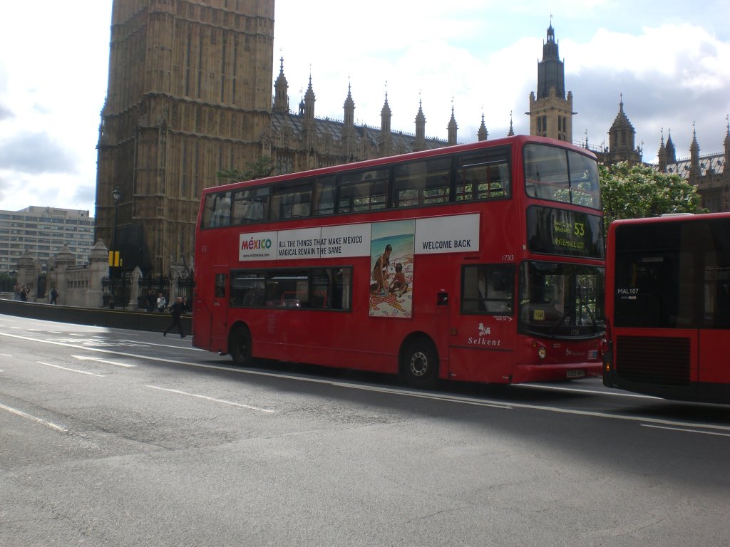 Ein Arriva-Doppeldecker auf der Linie 53 nach Plumstead Stadtion nahe der Westminster Bridge.
