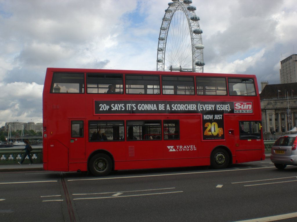 Ein Arriva-Doppeldecker auf der Linie 53 nach Plumstead Stadtion auf der Westminster Bridge.