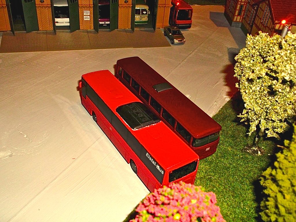 Ein Blick auf den Betriebshof. Zu sehen sind: 
- Mercedes-Benz Integro II 
- Setra S 140ES 
- Mercedes-Benz O 404 15RHD 
- Mercedes-Benz O 404 10RHD
- Mercedes-Benz O 303 
- Solinger Oberleitungsbus