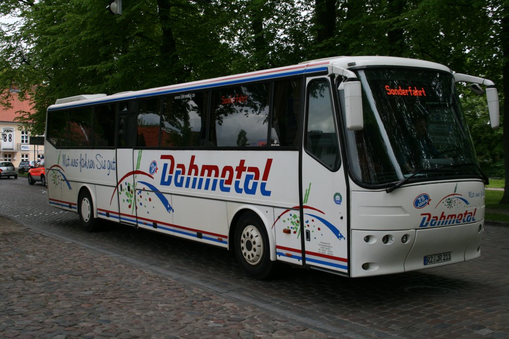 Ein BOVA Futura Reisebus der Firma Dahmetal am 26.Mai 2010 auf Sonderfahrt in Ratzeburg an drr Haltestelle Demolierung