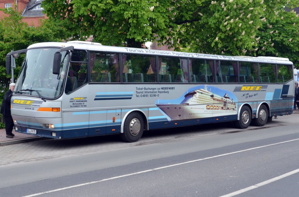 Ein BOVA Reisebus bringt Turisten vom Rathaus Papenburg zur Besichtigung der Meyerwerft am 18.05.2013. 