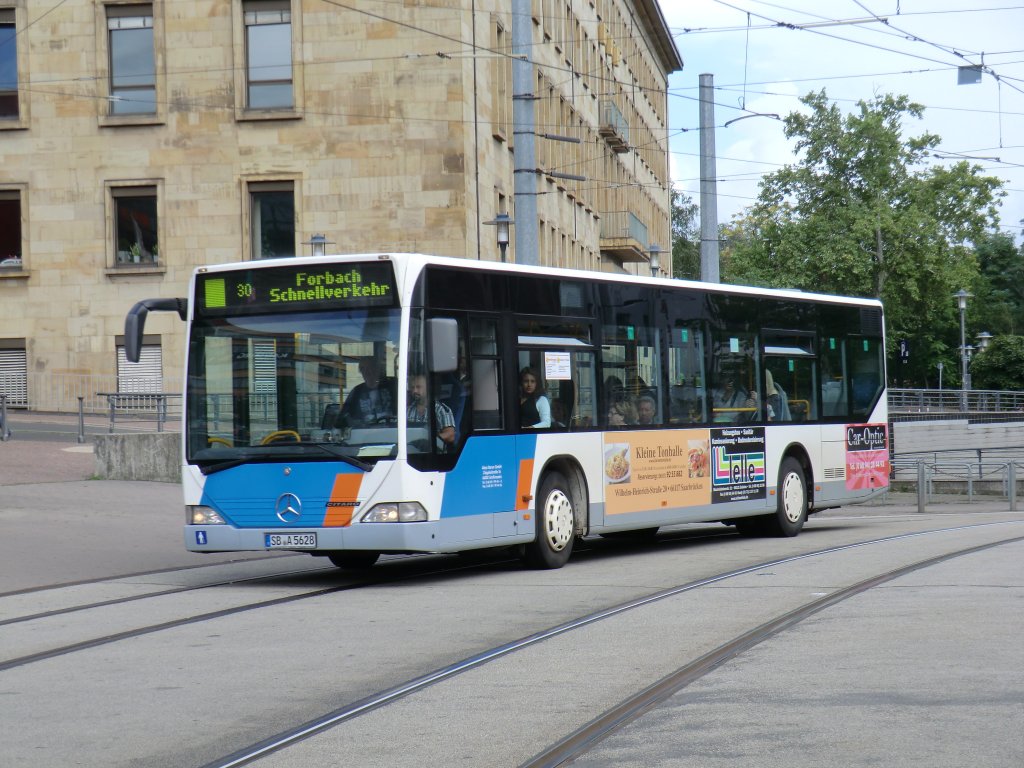Ein Bus der Firma Baron Reisen erreicht am 27.8.10 den Saarbrcker Bahnhof aus Forbach kommend.