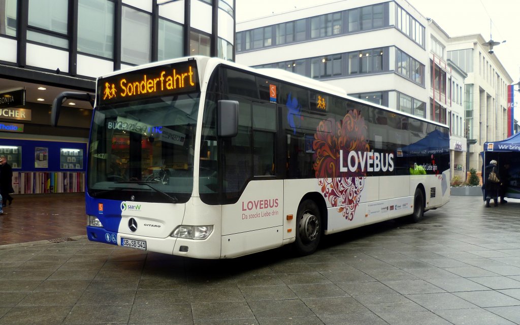 Ein Bus der Firma Saarbahn-Bus.Bei der Werbung Presseschau in Saarbrcker Fugngerzone.Auf genommen am 14.02.2012 in Saarbrcken.