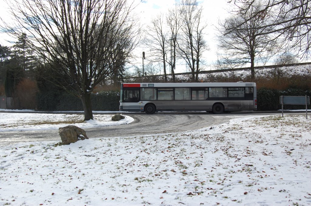 Ein Bus der Linie 007 hat soeben die Eisenbahnbrcke in Viersen-Heimer unterquert und fhrt in Richtung Mnchengladbach-Neuwerk. Es ist ein MAN der Mbus mit der Nummer 0002. Foto vom 16.02.2010