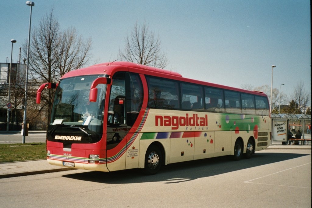 Ein Bus von Nagoldtal-Reisen steht auf einem Parkplatz in Sindelfingen und macht Pause