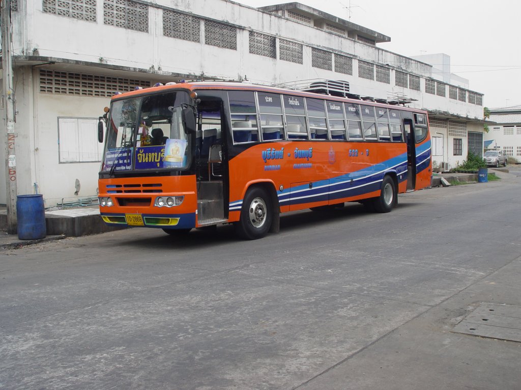 Ein Bus ohne Klimaanlage fr die Strecke Buri Ram - Chantaburi (Strecke Nummer 522) am 14.02.2011 beim Busbahnhof in Buri Ram / Thailand