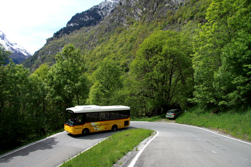 Ein Cacciamali Postauto auf dem Kurs Fusio-Bignasco im oberen Valle Maggia; 25.05.2013