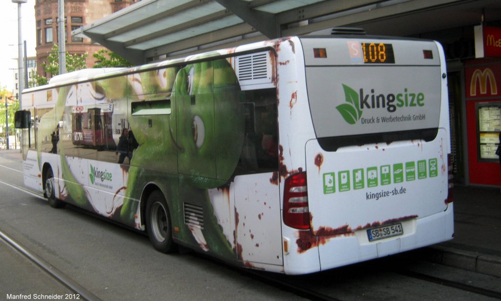 Ein Citaro Bus von Saarbahn und Bus mit neuer Werbung. Das Foto habe ich im Mai 2012 am Hauptbahnhof in Saarbrcken gemacht.
