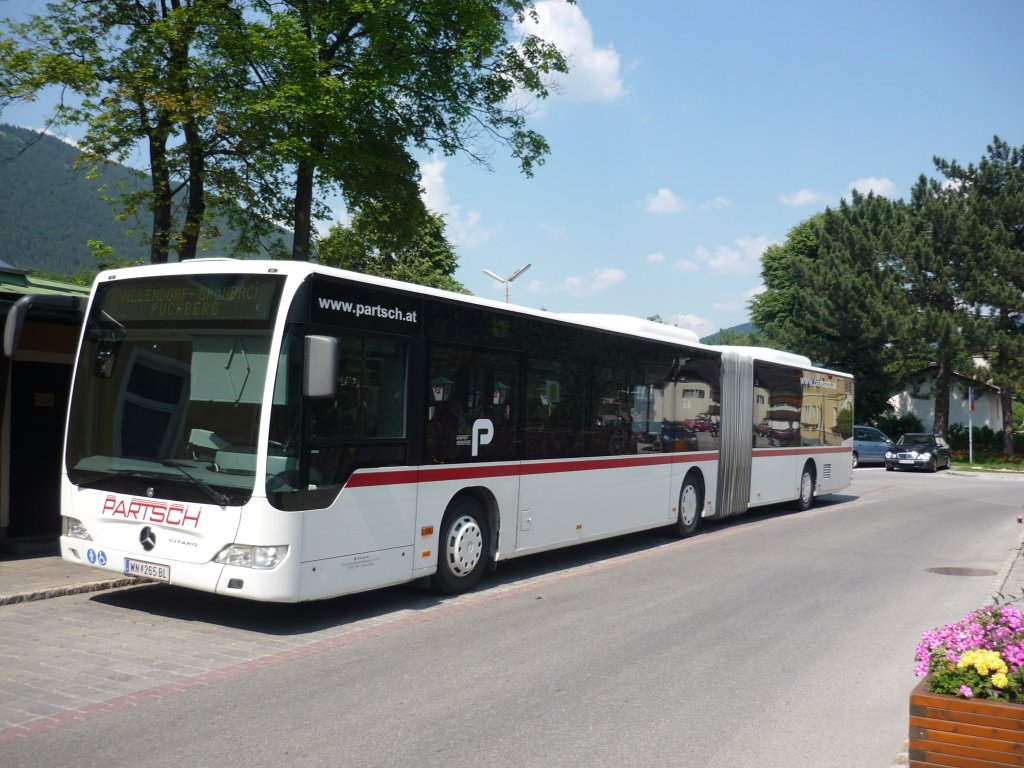 Ein Citaro-Gelenkbus in Puchberg/ A. vor dem Bahnhof, der Fa.Partsch, am 30.06.2010.